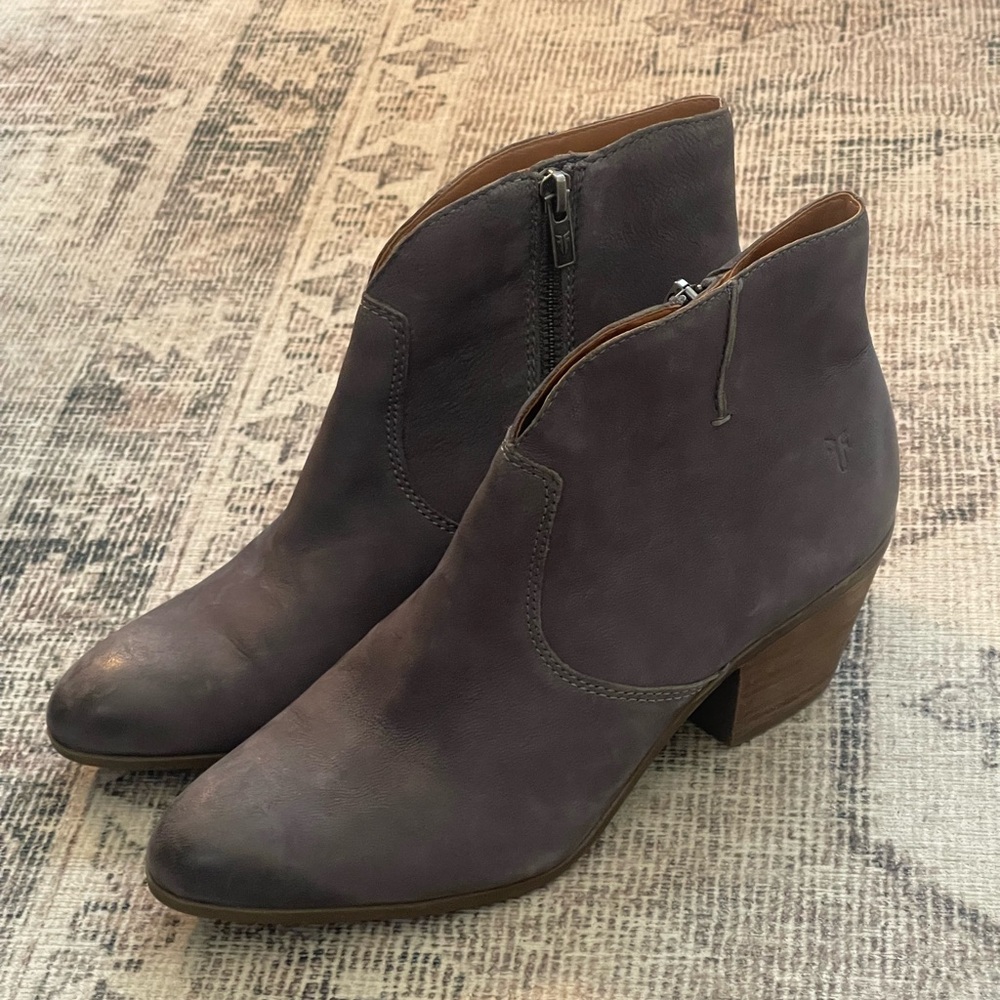 FRYE JENNIFER Gray Leather Almond Toe Bootie👢 9